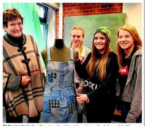 Mit Hingabe Lehrerin: Doris Römer hat während ihrer Lehrerzeit immer Freude daran gehabt, Wissen weiter zu geben. Hier schaut sie gerade einmal bei bei den Textilgestaltern mit Luisa-Marie Standare, Alina Schrader und Ina Ohlendorf vorbei.