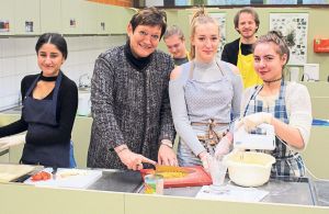 Doris Römer ist auch als Direktorin des Anna-Siemsen-Berufskollegs am liebsten mittendrin. Sie scheut sich nicht, ihren Schülern sogar ganz pragmatisch zu helfen. Hier spricht sie beim Bohnenschnippeln mit den künftigen Sozi