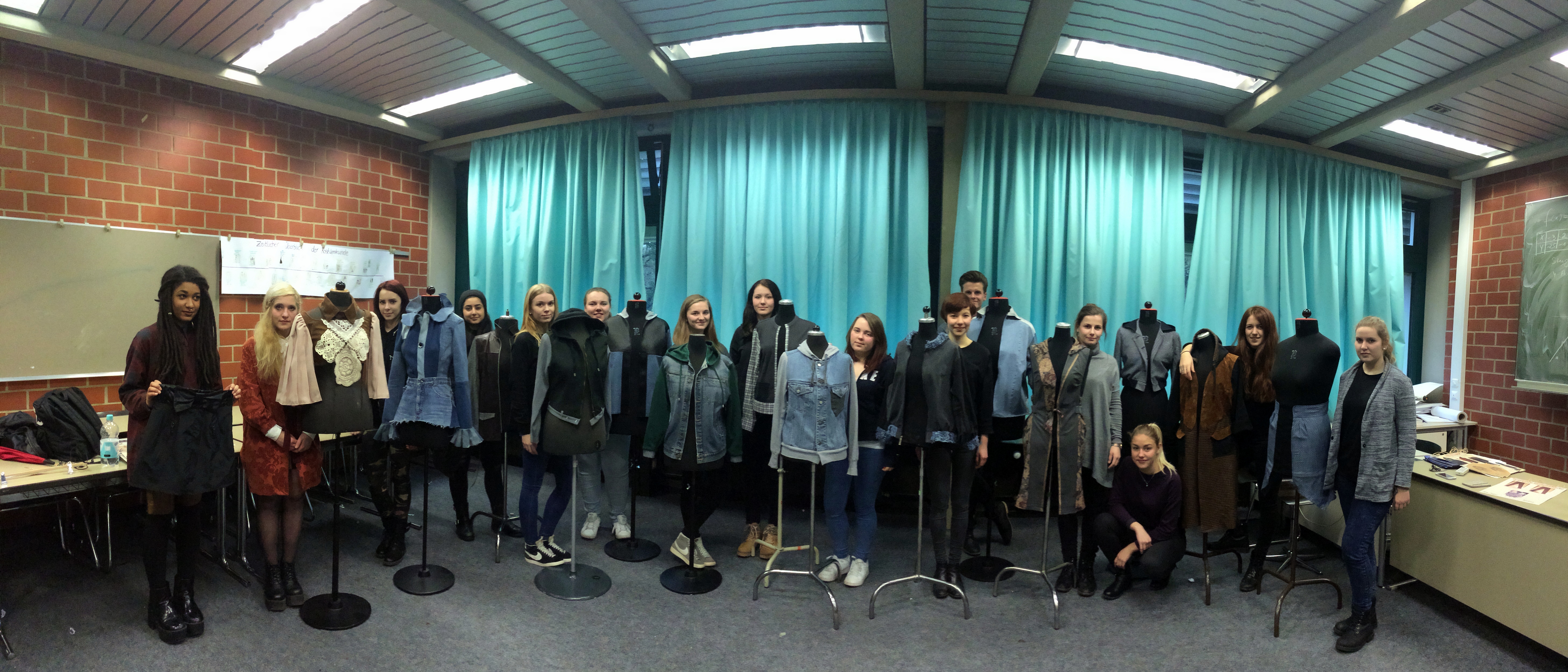 Teilnehmende SchülerInnen: (v.l.n.r.) Rima Hijazi, Sara Strauch, Julie Josupeit, Melis Sehirli, Nina König, Lara Witte, Mona Engelking, Marieke Thaden, Gabriela Gleich, Ruth Helmingdirks, Kevin Klostermeyer, Alisa Jäger, Nele Lübke, Angelika Matis